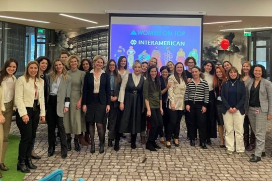 Οι εργαζόμενες της Interamerican που συμμετείχαν στο πρόγραμμα "Mentoring for Women in Leadership 2023", με τις μέντορες του Women on Top.